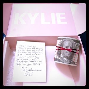 Kylie Cosmetics “22” 2019 Birthday Bank Roll